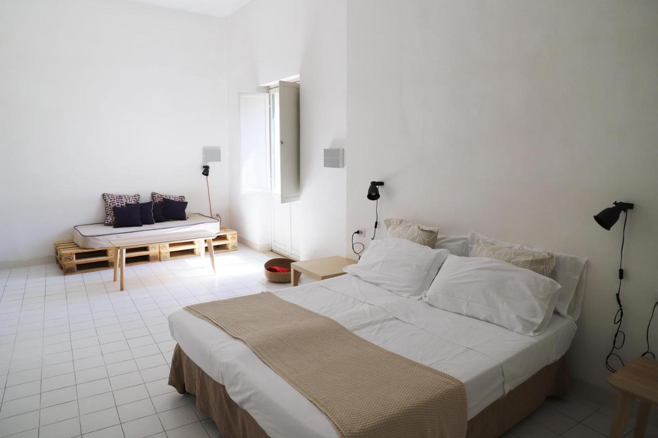 Ave Gratia Plena Hostel ซาแลร์โน ภายนอก รูปภาพ