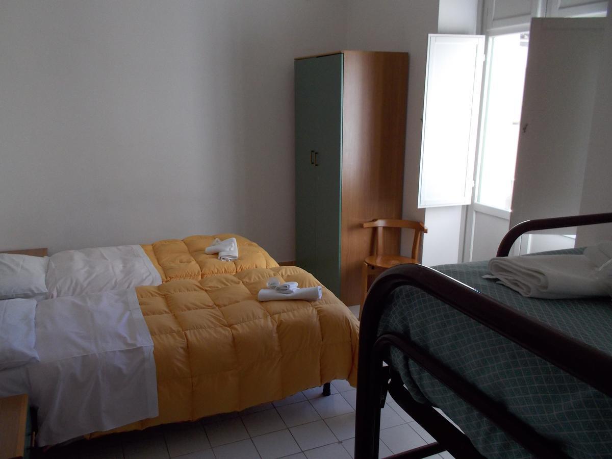 Ave Gratia Plena Hostel ซาแลร์โน ภายนอก รูปภาพ