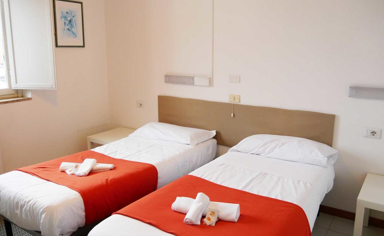 Ave Gratia Plena Hostel ซาแลร์โน ภายนอก รูปภาพ