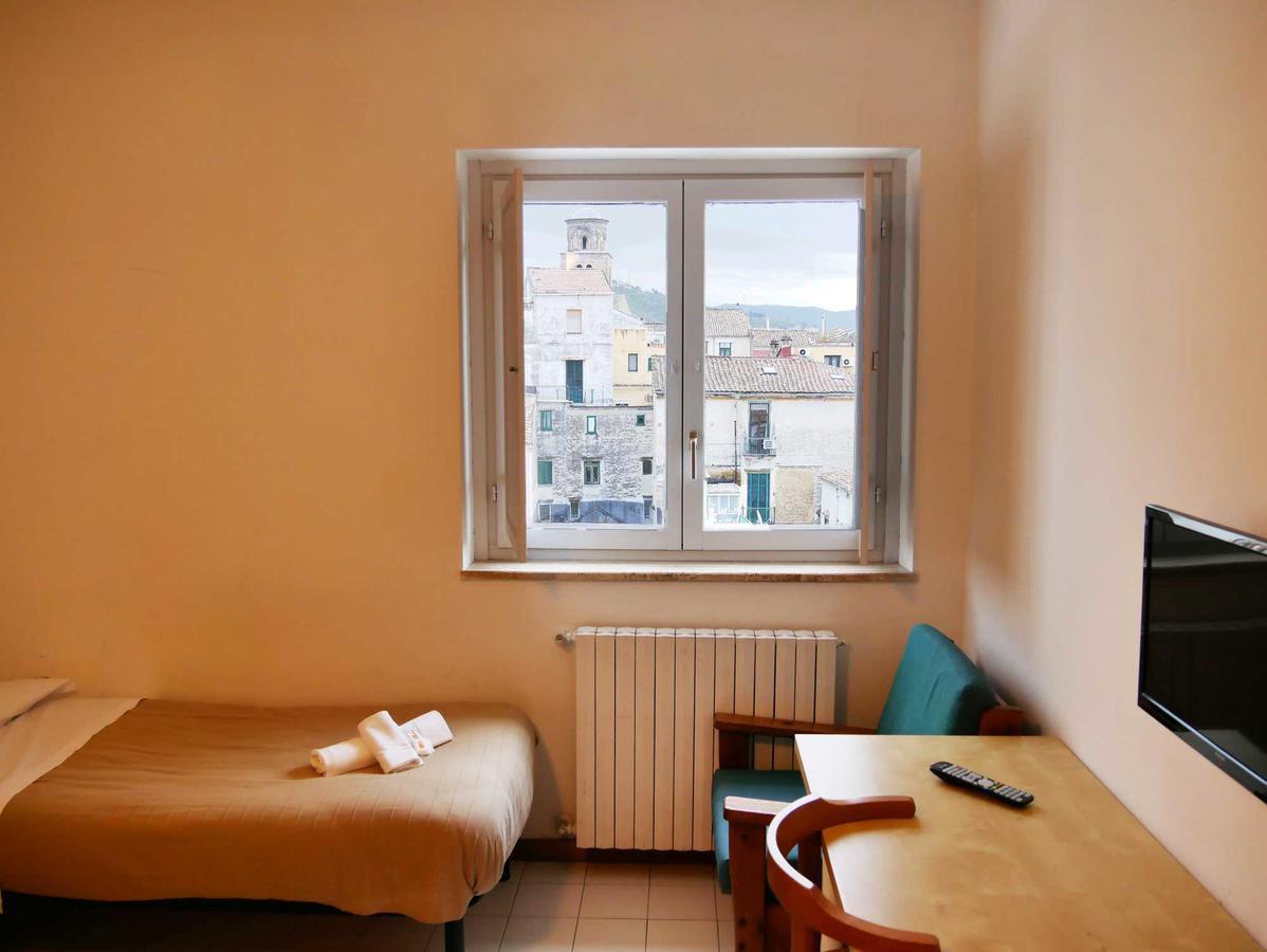 Ave Gratia Plena Hostel ซาแลร์โน ภายนอก รูปภาพ