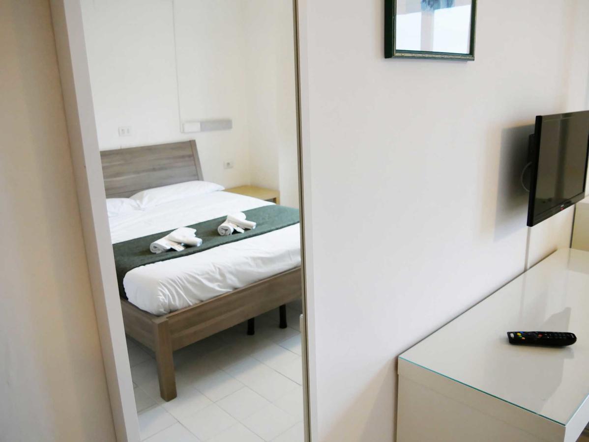 Ave Gratia Plena Hostel ซาแลร์โน ภายนอก รูปภาพ