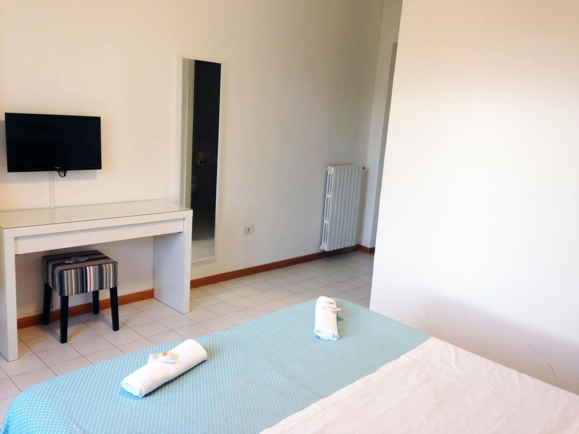 Ave Gratia Plena Hostel ซาแลร์โน ภายนอก รูปภาพ