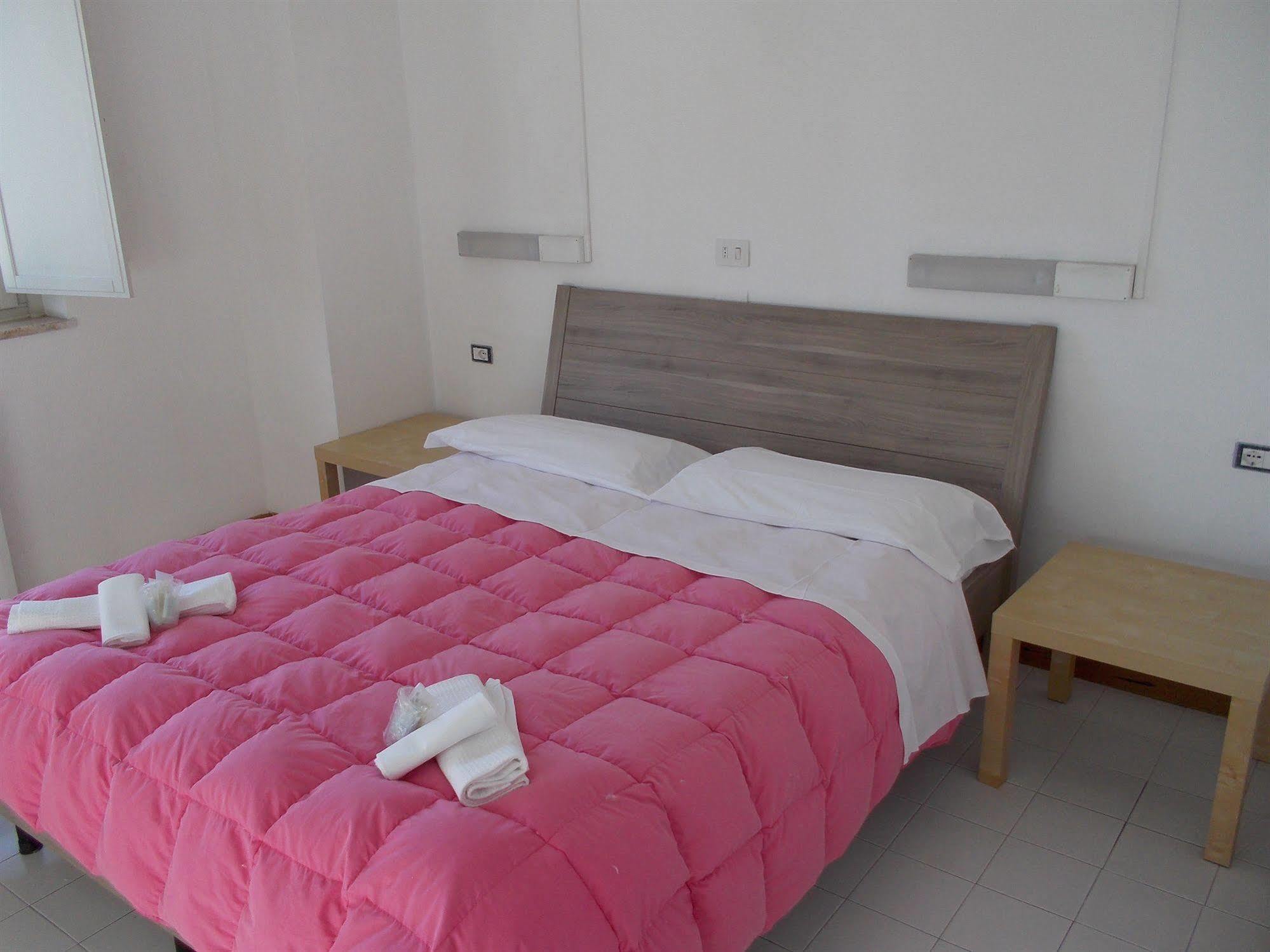 Ave Gratia Plena Hostel ซาแลร์โน ภายนอก รูปภาพ